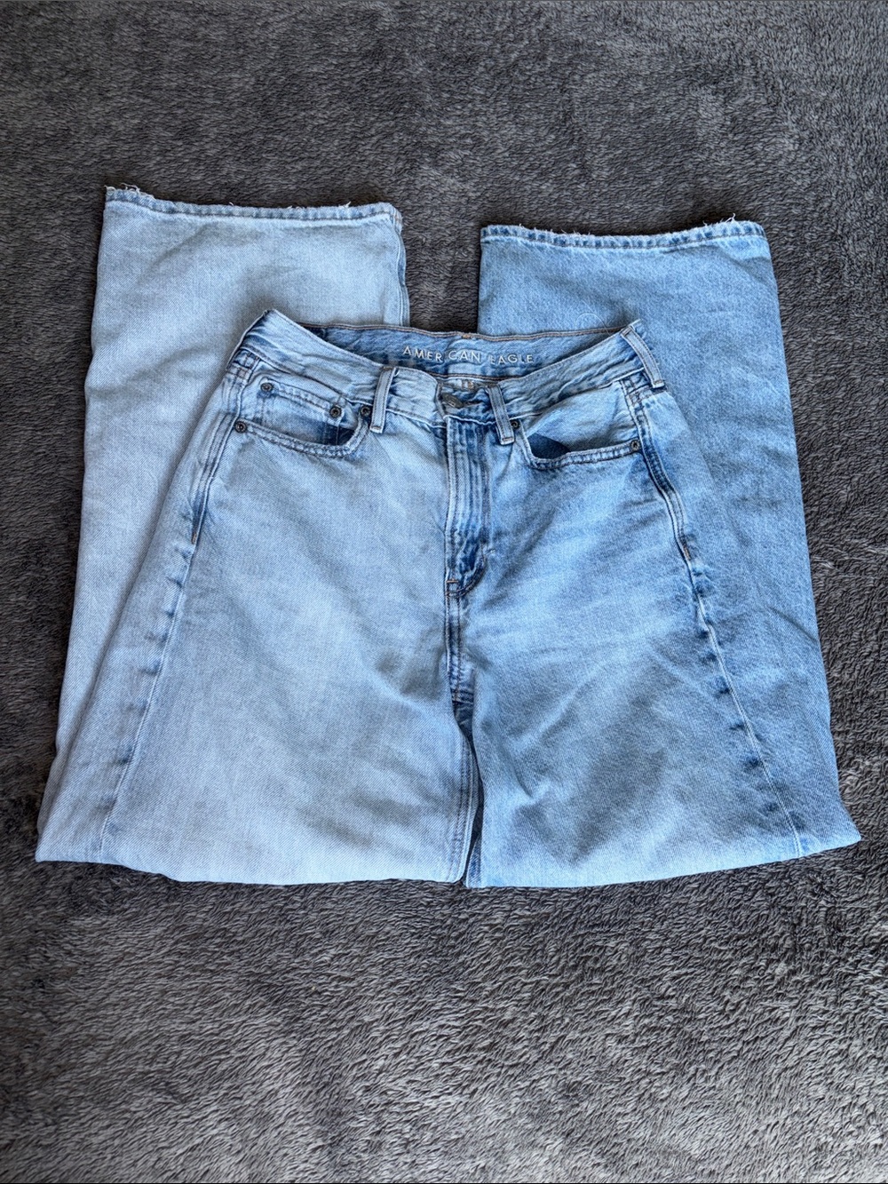 AMERICAN EAGLE Two-Tone Light Wash High-Rise Jeans